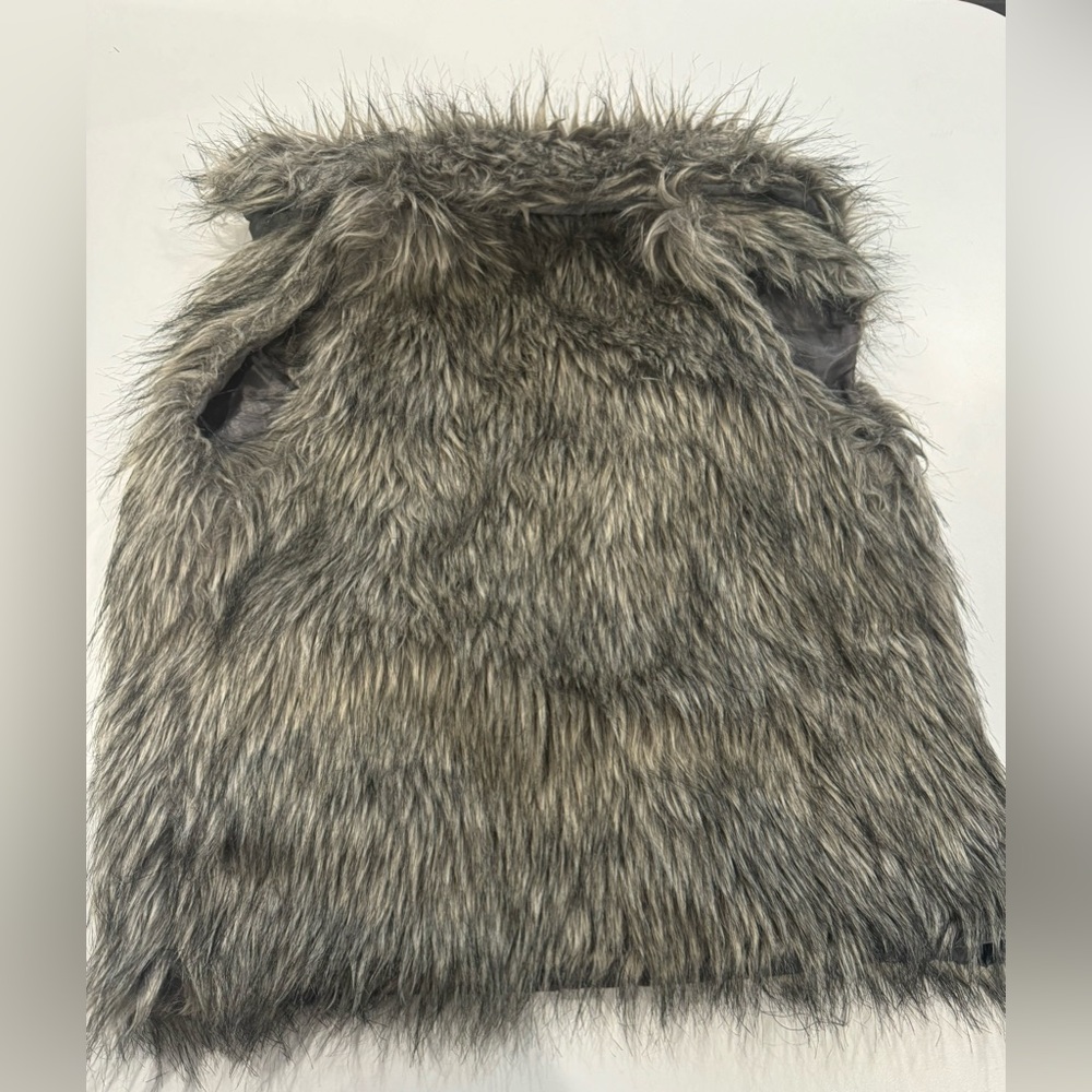 2/$20 Women’s Gorgeous Chic faux fur vest size M trending - Picture 5 of 7